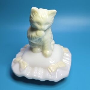 Avon Sitting Pretty Figurine Bottle